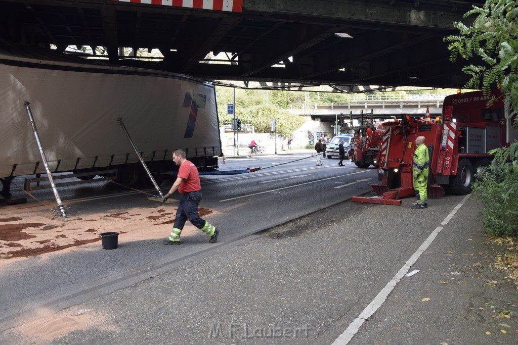 LKW blieb unter Bruecke haengen Koeln Ehrenfeld Innere Kanalstr Hornstr P192.JPG - Miklos Laubert